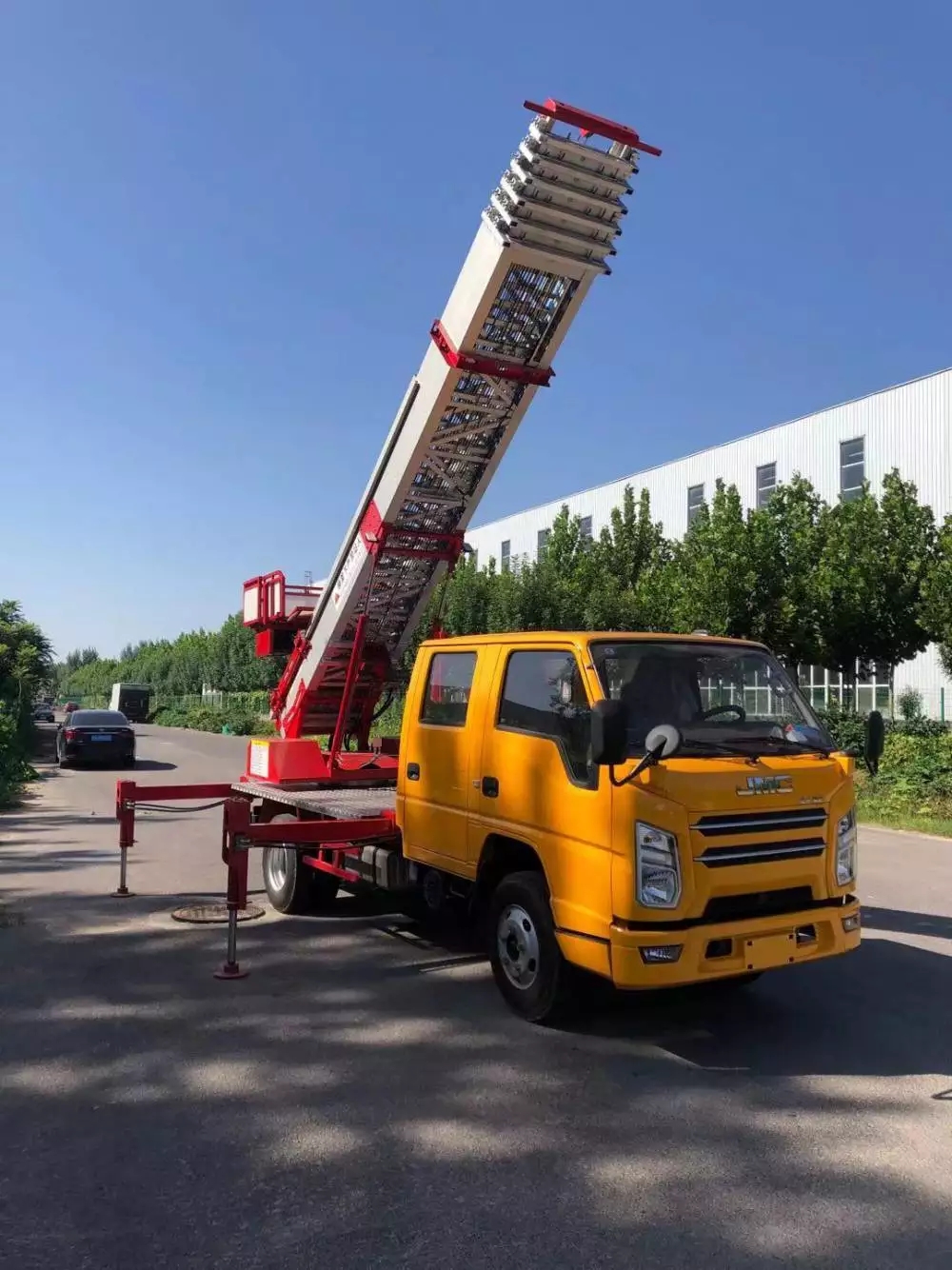 罗甸附近的云梯车出租服务：轻松解决高空作业需求